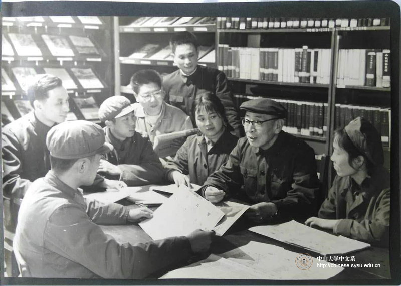 当年王起先生和73级学生一起讨论