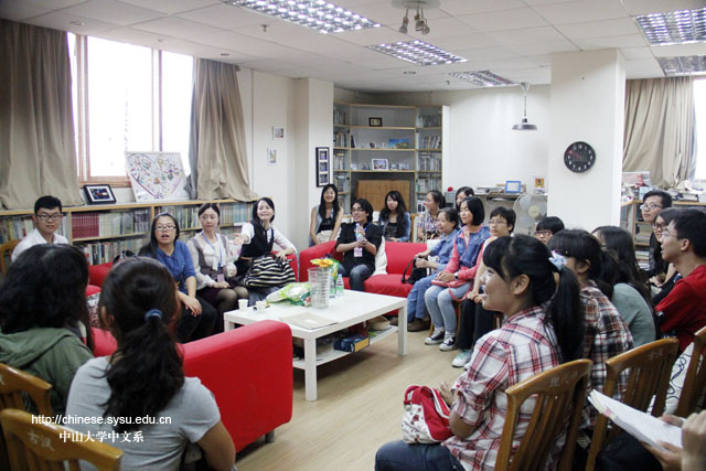 中文系举行2011、2012级本科生百篇、八篇师生见面会