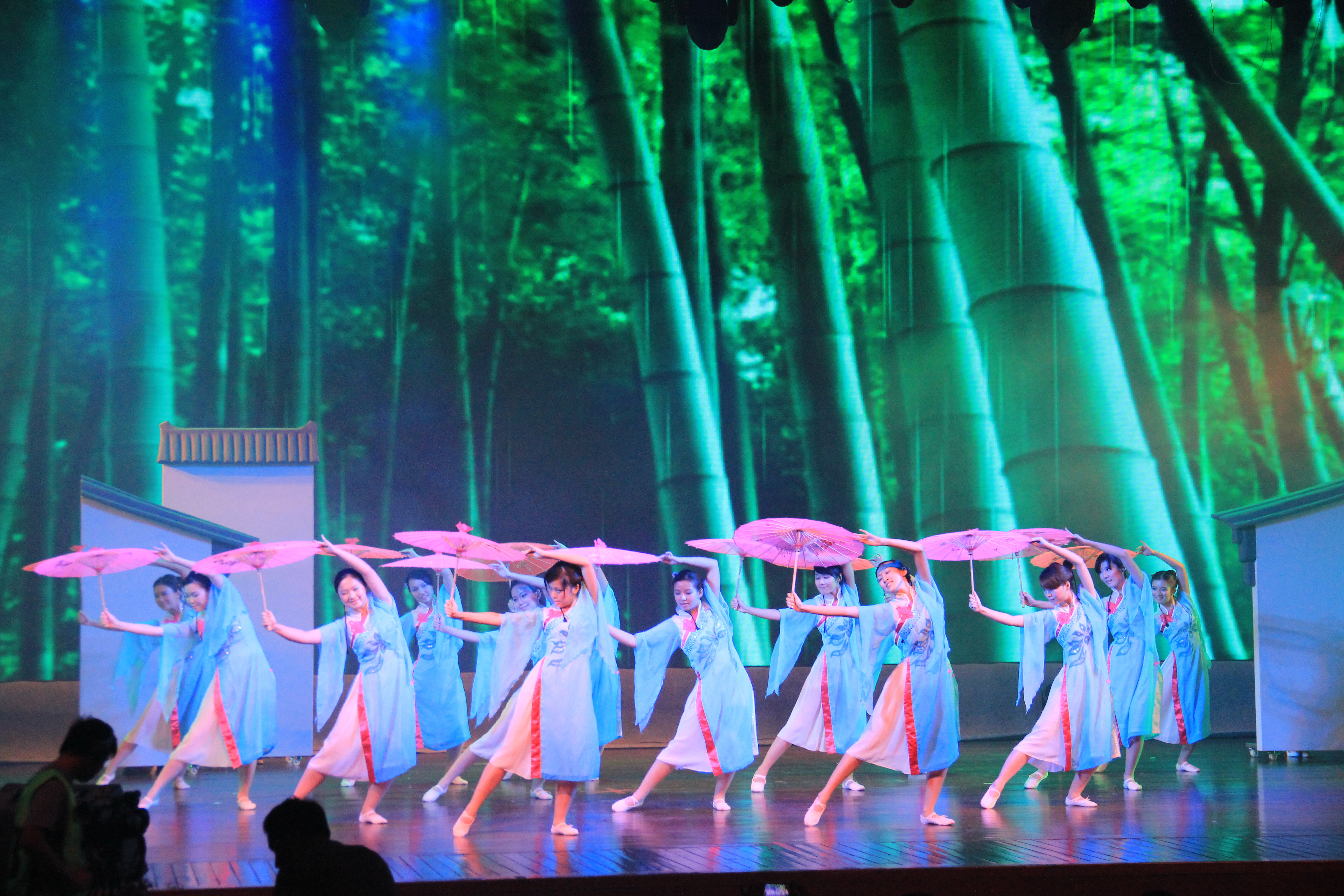 我系舞蹈《小城雨巷》获88周年校庆晚会暨第七届师生员工合唱、舞蹈比赛一等奖