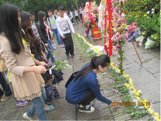 缅怀革命先烈 弘扬爱国主义——记2013级MCA班团支部清明支部活动