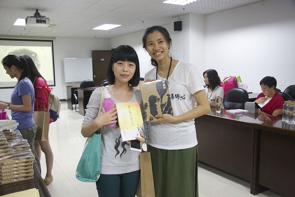 金秋共享 文学公益 ——记金秋月香巴书香节校园公益活动