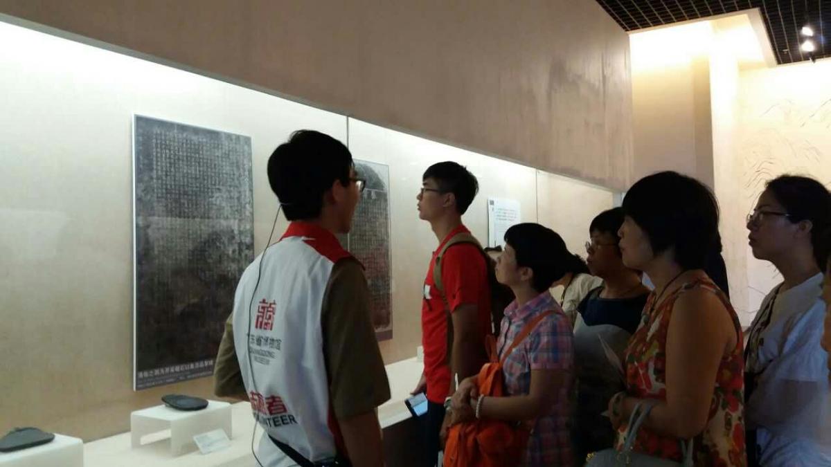 谭钦允（左一）为观众讲解端砚文化