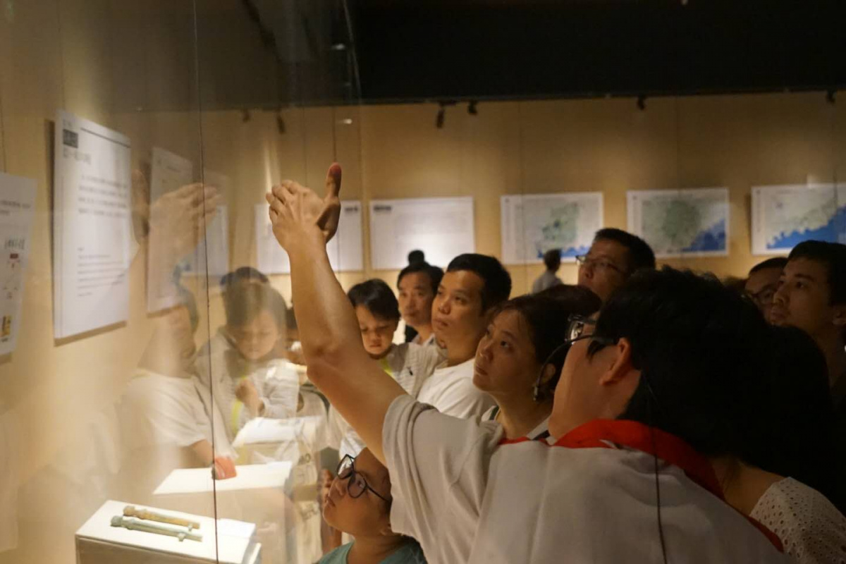 谭钦允为观众讲解南粤古驿道