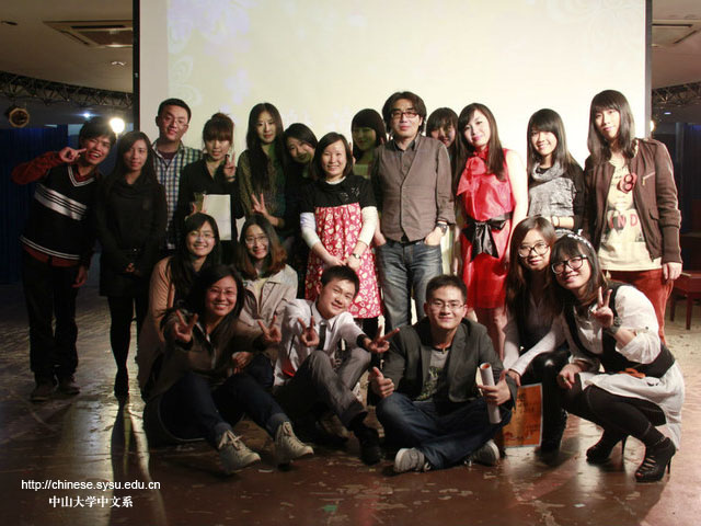 >>嘉宾评委与十强歌手合影留念<<