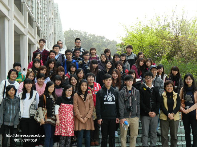 >>澳门大学中文系和我系师生合影留念<<