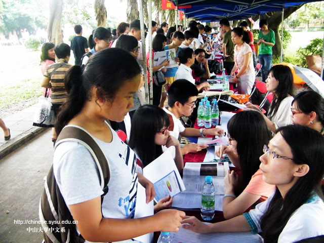 我校迎来本科招生校园开放日，家长考生纷纷咨询