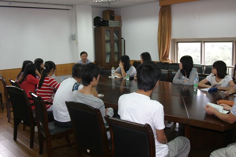 中文系举行2012、2013级本科生百篇、八篇师生见面会