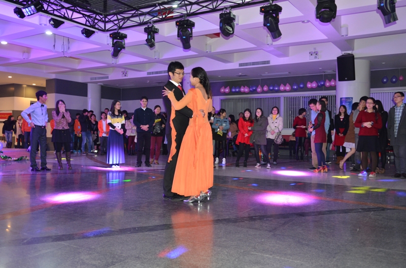 “八院”联合圣诞舞会暨首届八大院系联谊之夜 在熊德龙大学生活动中心顺利举行