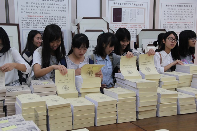 中文系举行2014年本科生百篇、八篇师生见面会