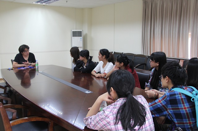 中文系举行2014年本科生百篇、八篇师生见面会