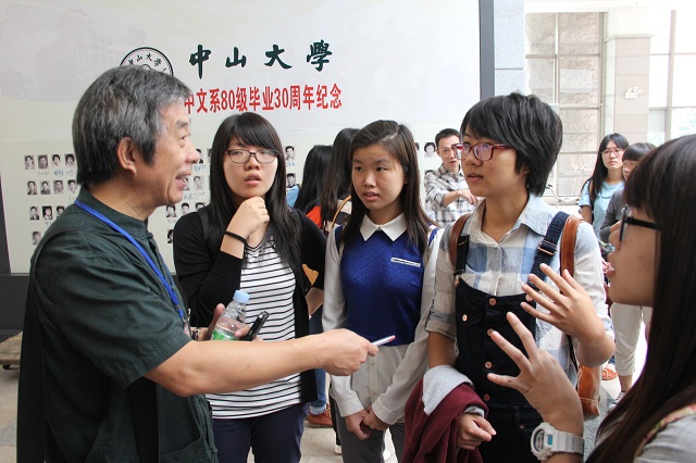 中文系举行2014年本科生百篇、八篇师生见面会